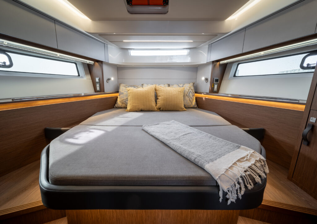 Beneteau Antares 12 Coupe Cabin