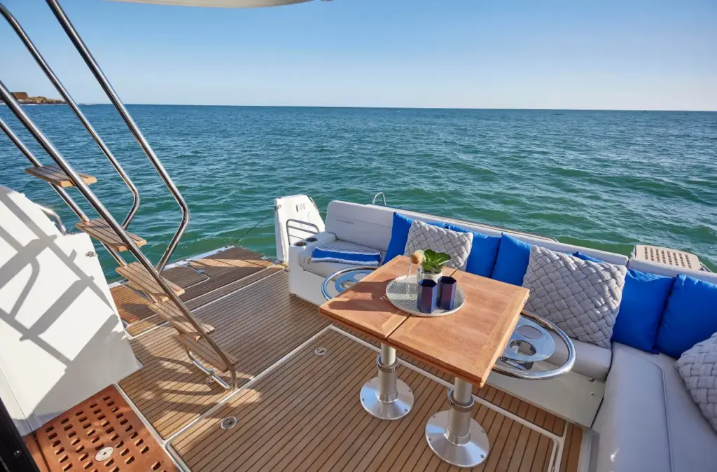 Beneteau Antares 12 Fly - cockpit on water