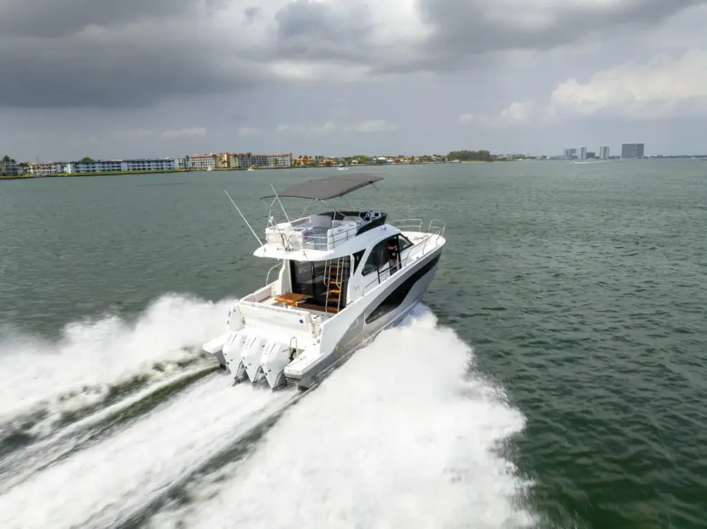 Beneteau Antares 12 Fly - on water at spped