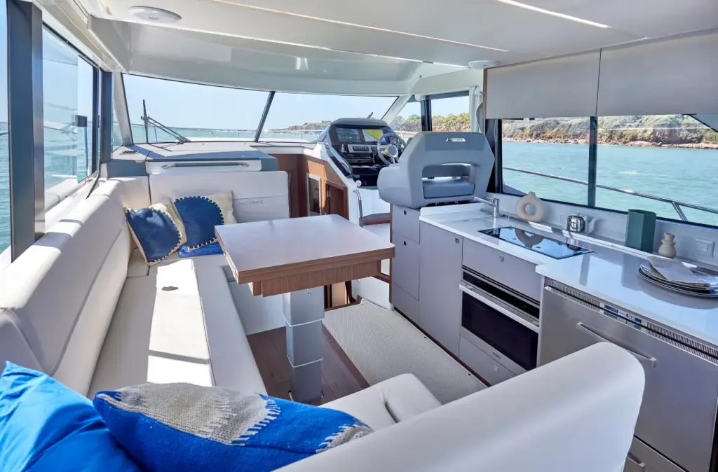 Beneteau Antares 12 Fly - in the saloon
