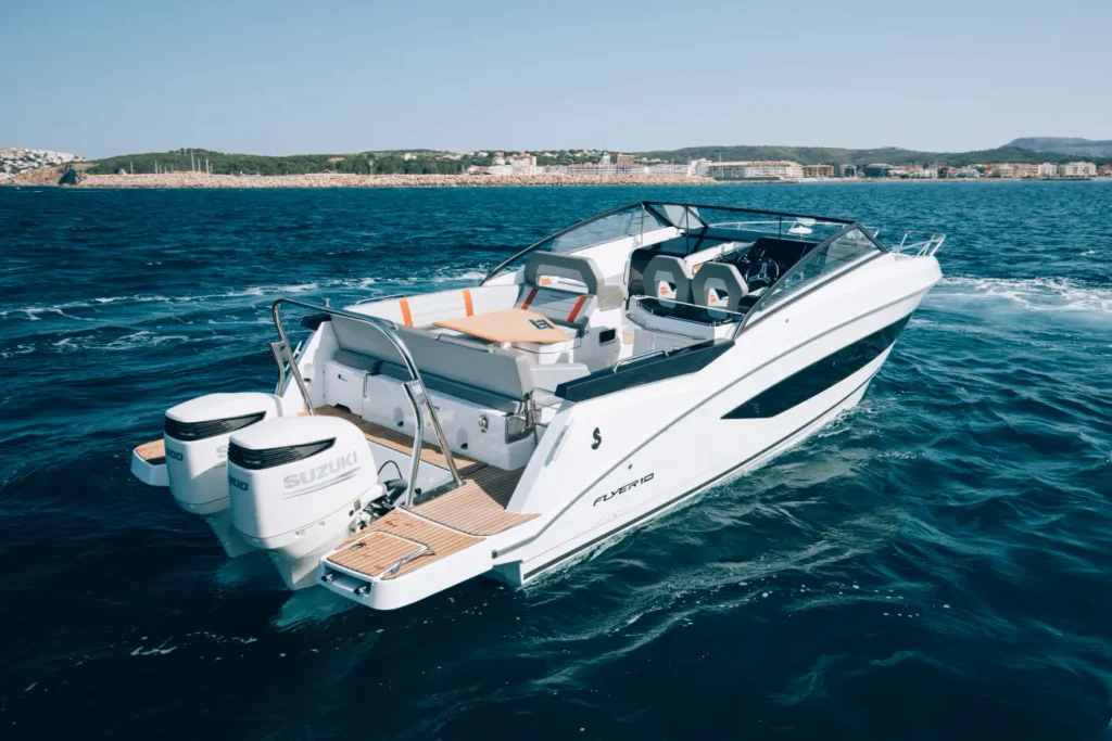 Beneteau Flyer 10 from the back