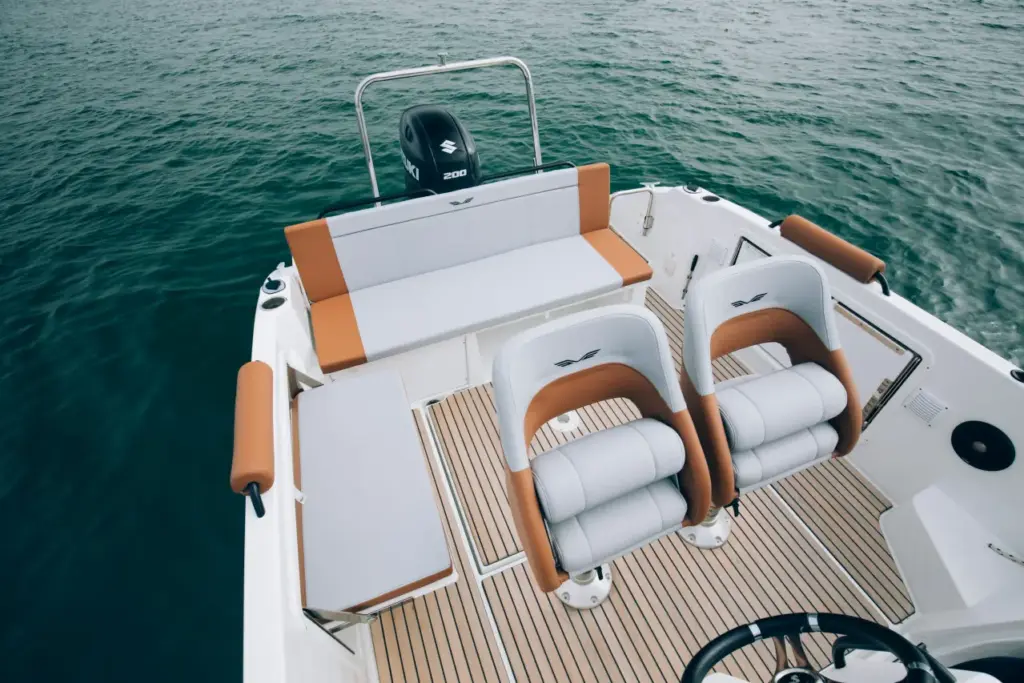 Flyer 7 Sundeck - Cockpit & Helm