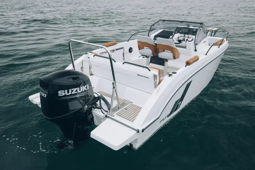 Flyer 7 Sundeck on water - view from behind
