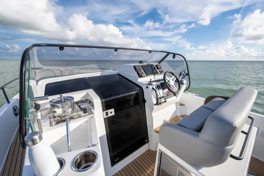 Flyer 9 Sundeck Helm View
