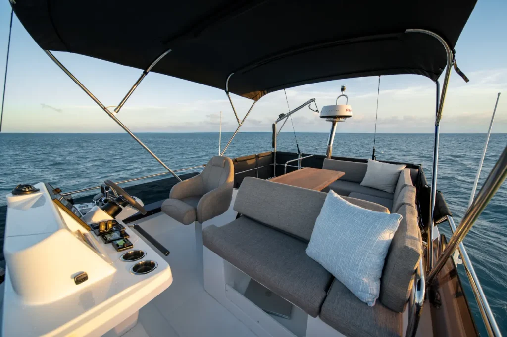 Swift Trawler 37 Fly - flybridge