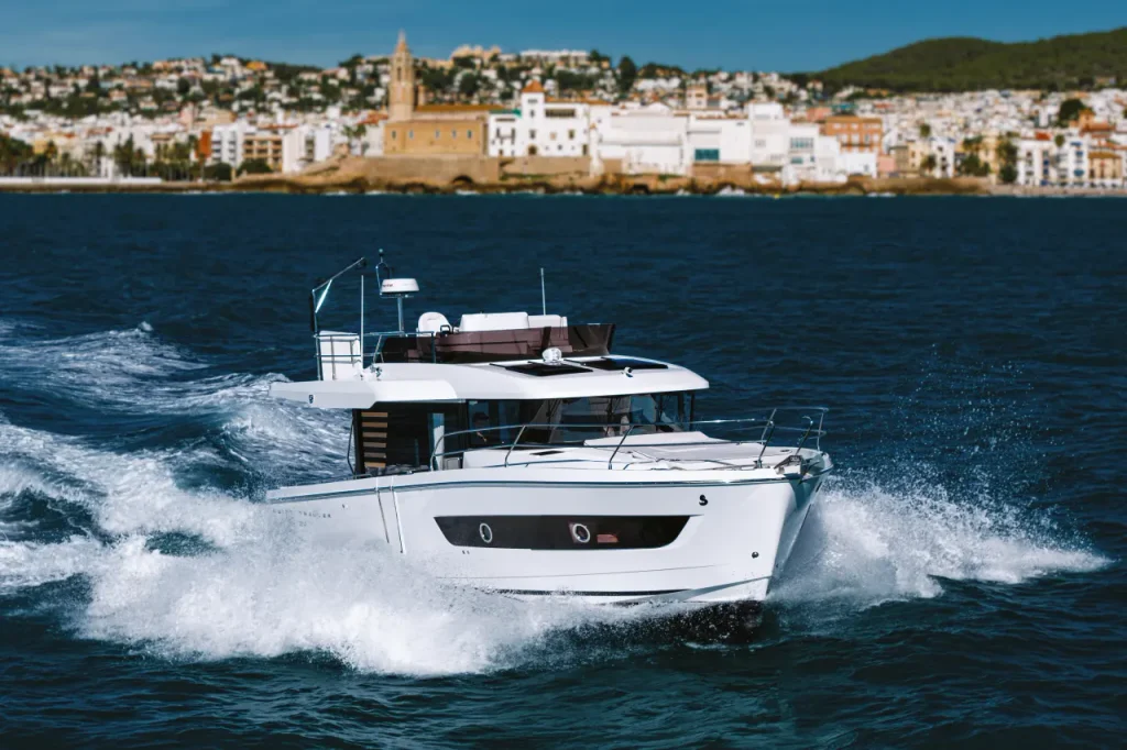 Swift Trawler 37 Fly on the water