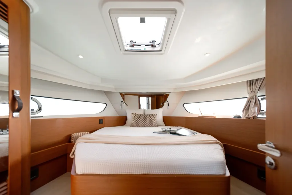 Swift Trawler 37 Fly cabin
