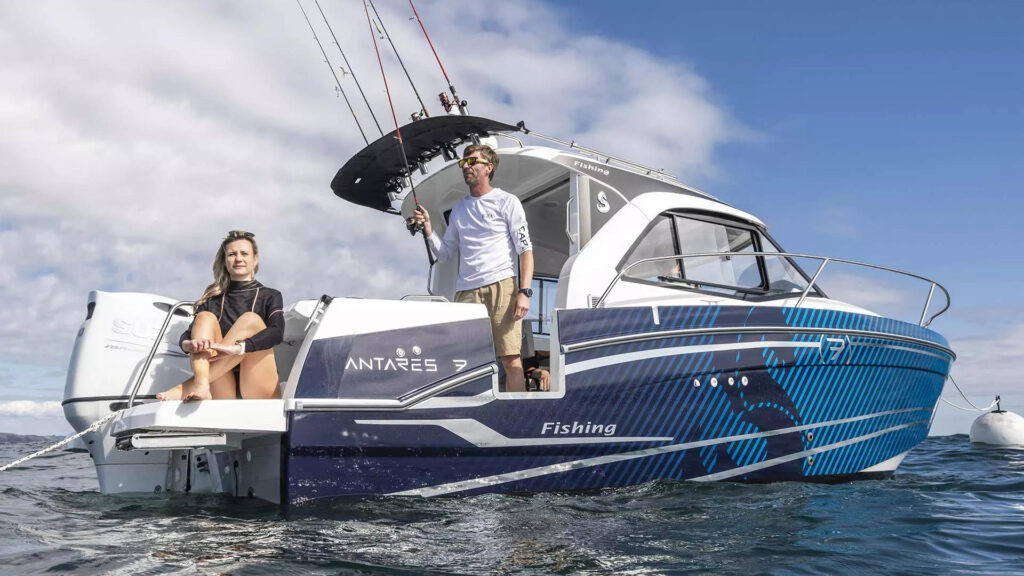 Beneteau Antares 7 Fishing