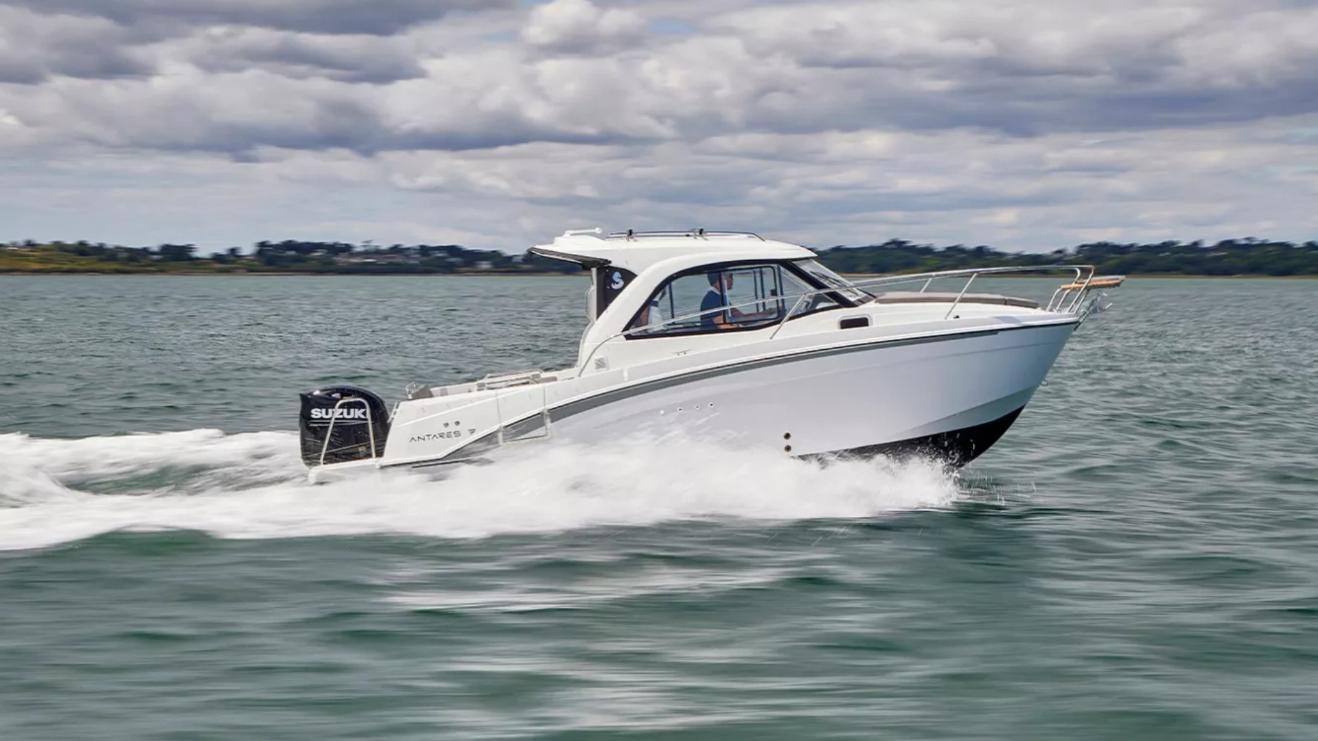 Beneteau Antares 7 Hero
