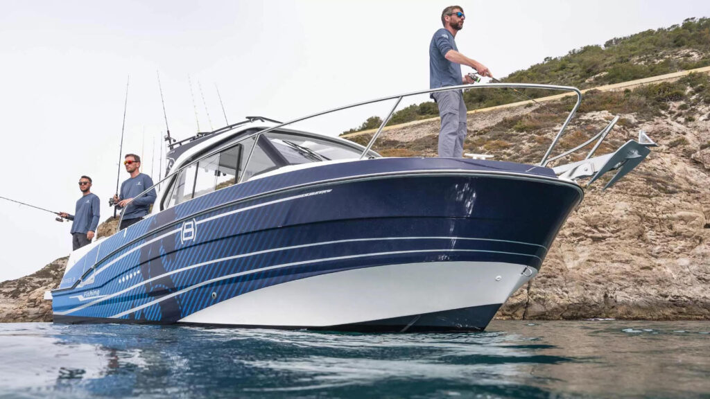 Beneteau Antares 8 Fishing