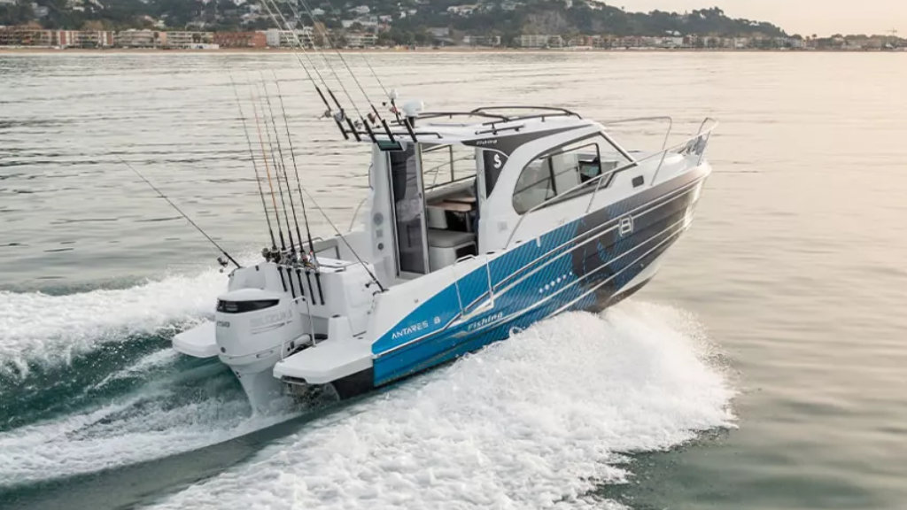 Beneteau Antares 8 Fishing