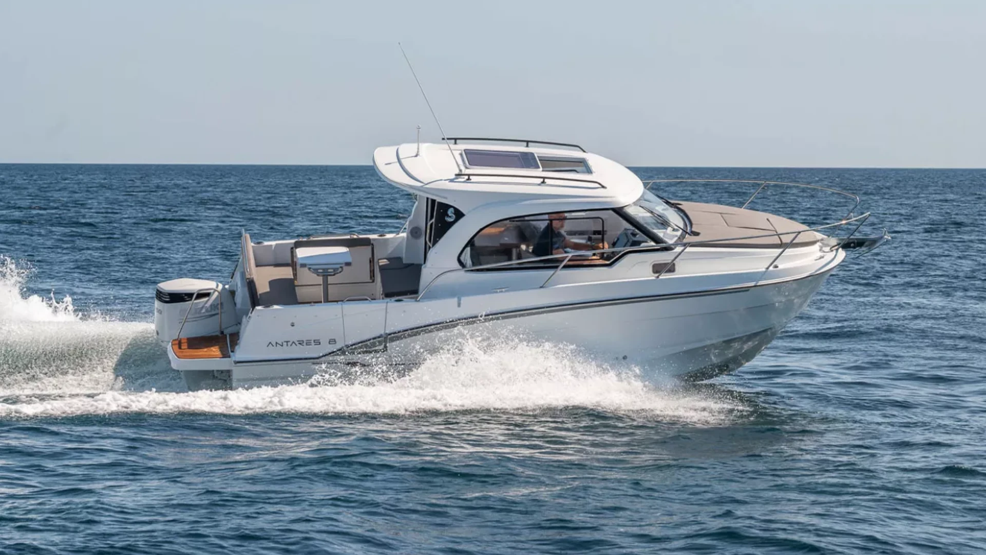 Beneteau Antares 8 Hero