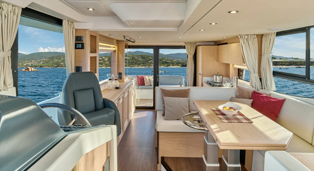 Beneteau Swift Trawler 48 saloon