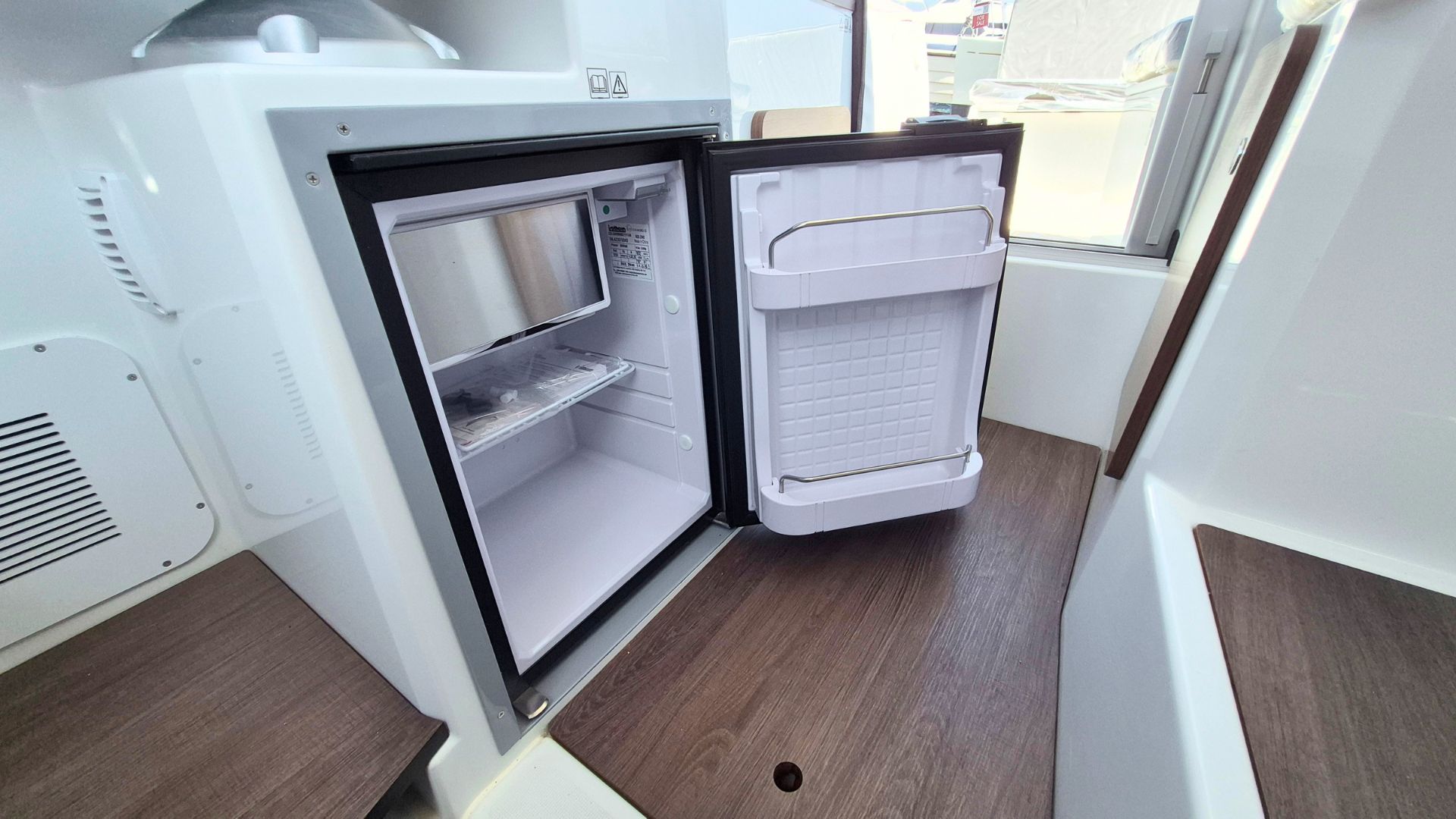 Beneteau Antares 7 OB – V2 – Must Have Options - 11