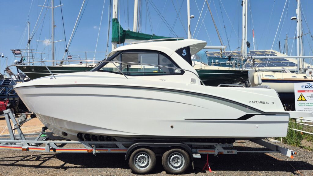 Beneteau Antares 7 OB – V2 – Must Have Options