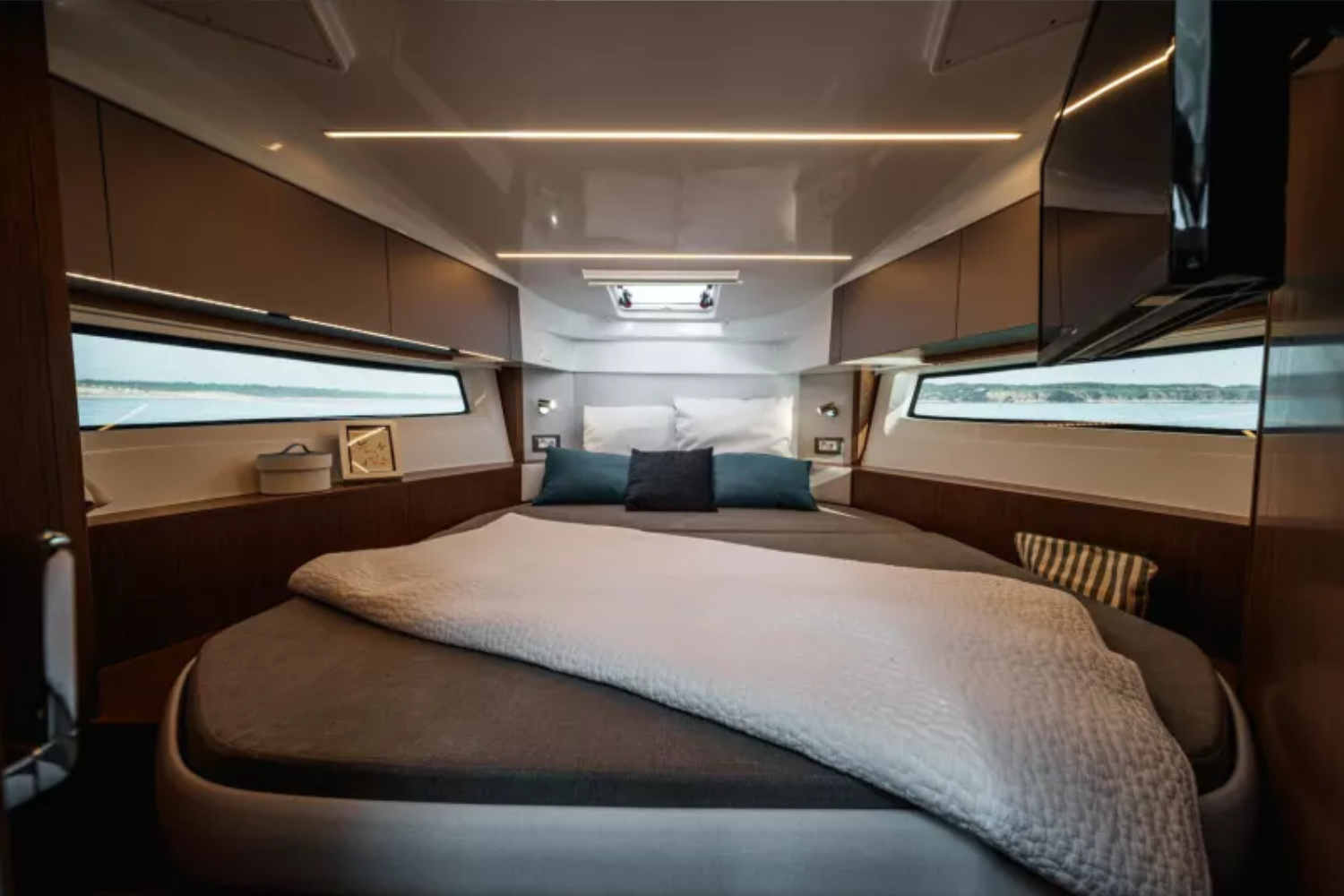 Beneteau Antares 9 Cabin 1