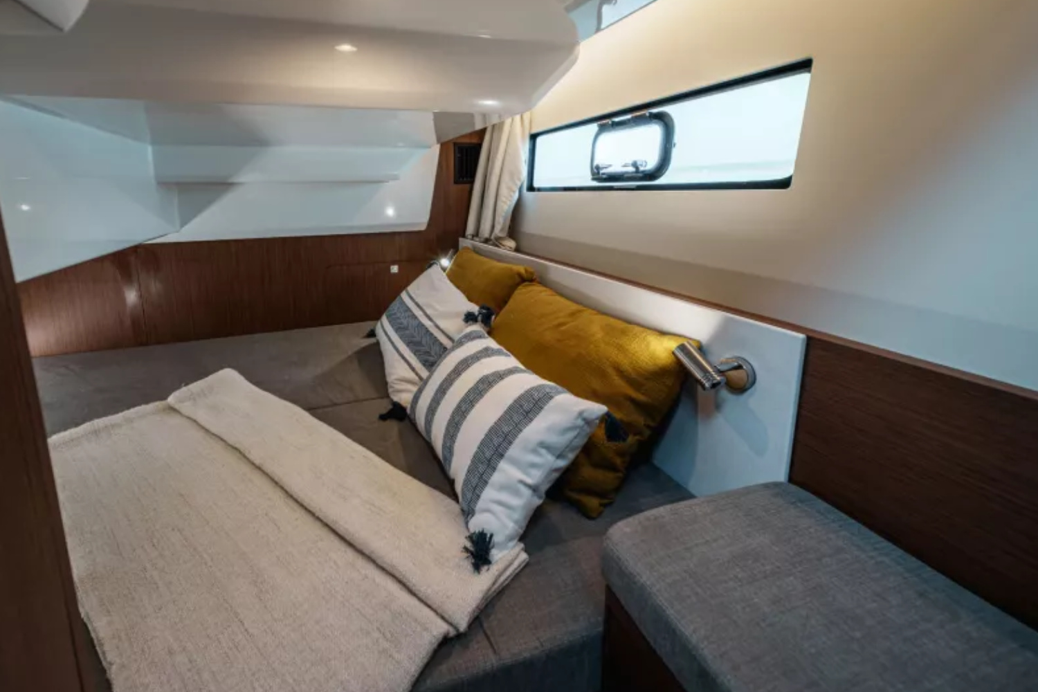 Beneteau Antares 9 Cabin 2