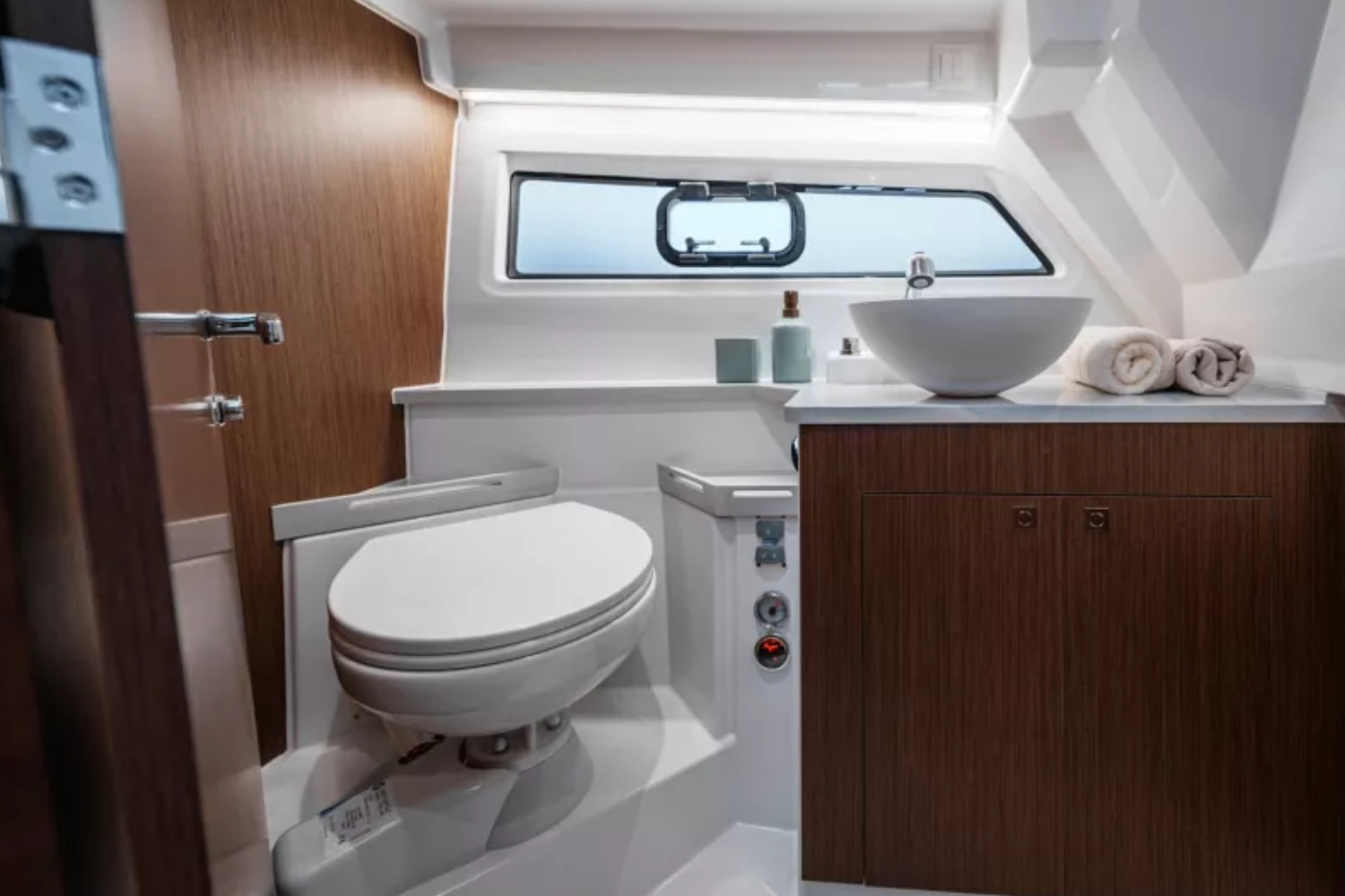 Beneteau Antares 9 Heads