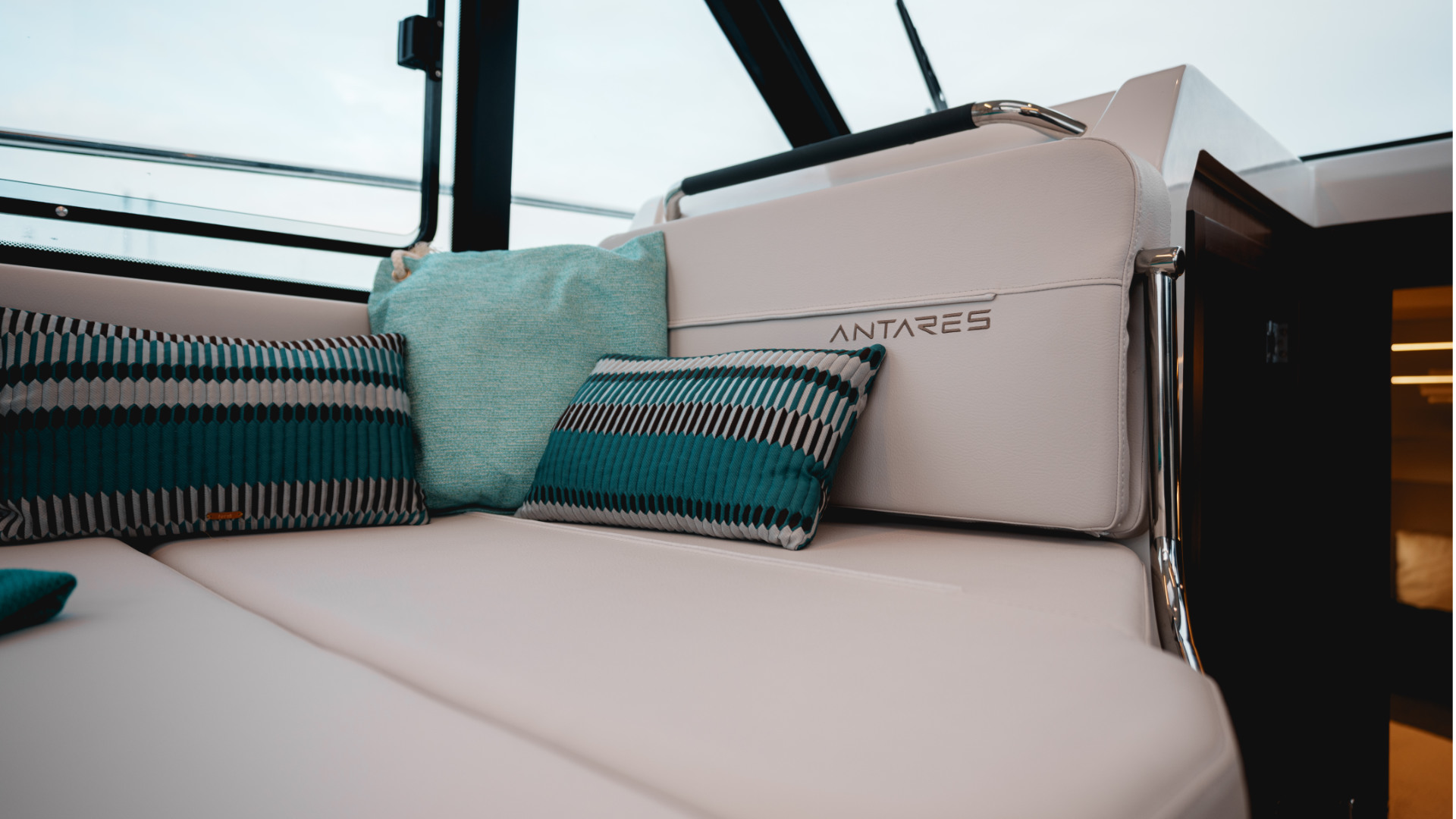 Beneteau Antares 9 – V2 – Must Have Options - 9