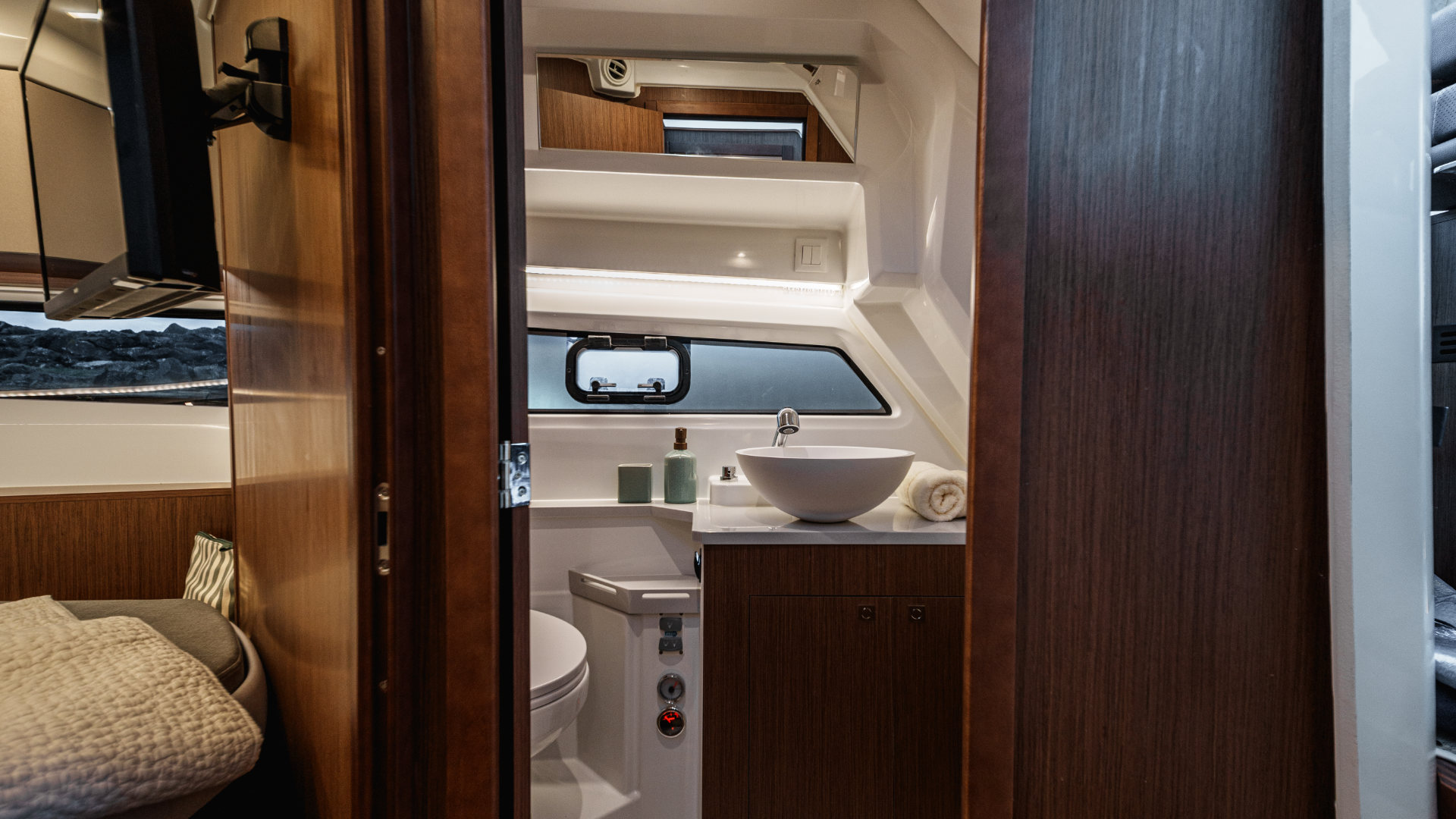 Beneteau Antares 9 – V2 – Must Have Options - 12