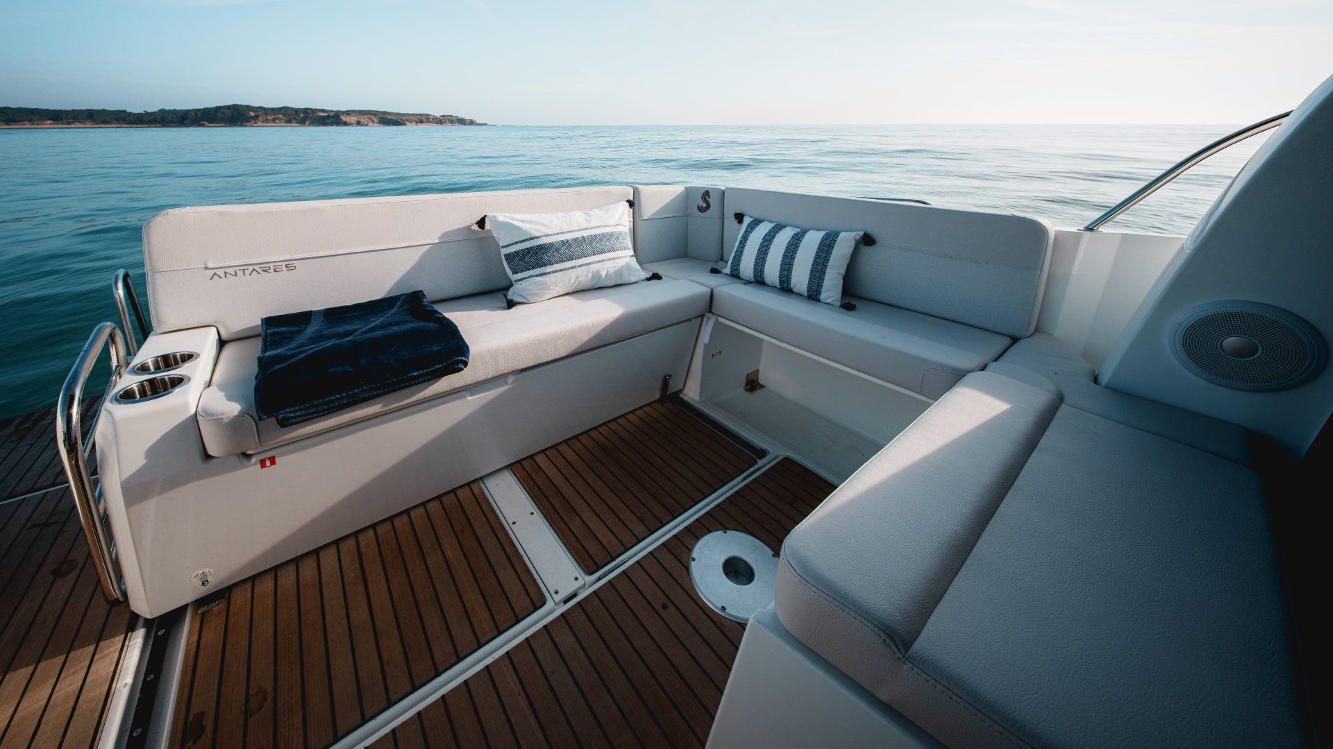 Beneteau Antares 9 – V2 – Must Have Options - 4