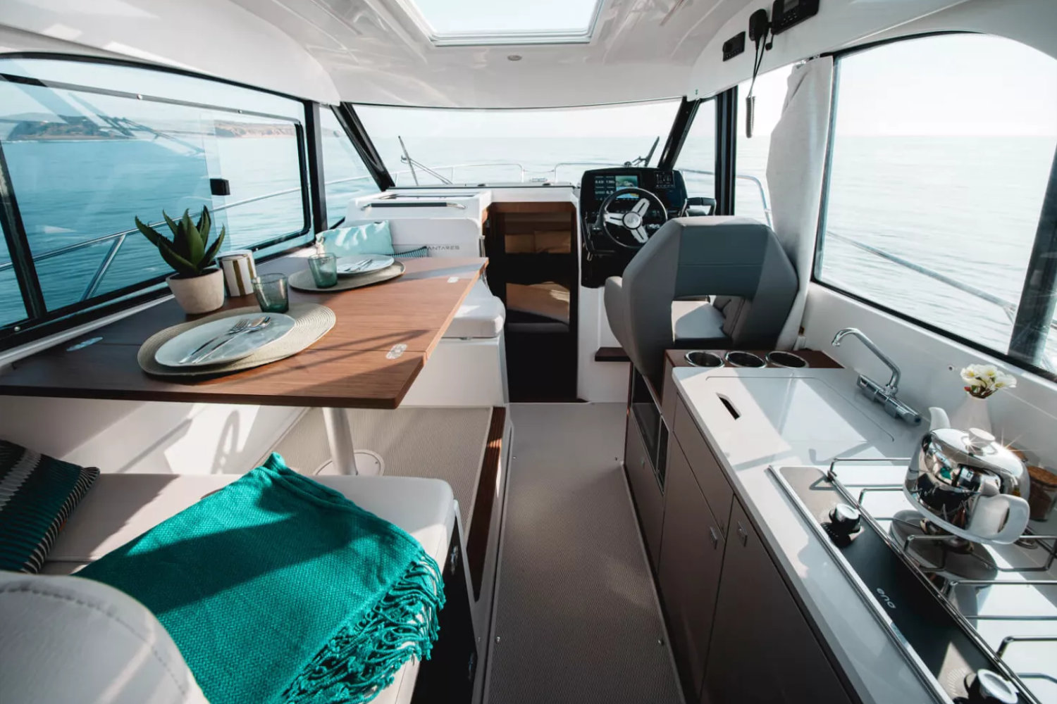 Beneteau Antares 9 Saloon 2