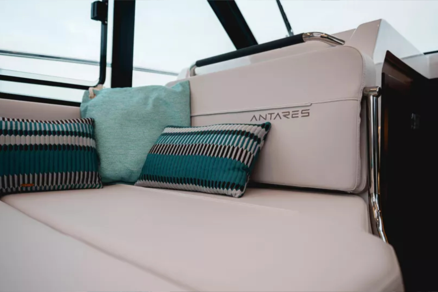 Beneteau Antares 9 Seating