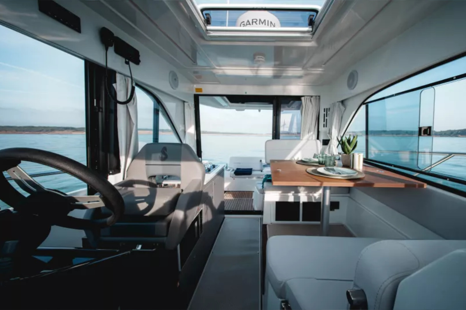 Beneteau Antares 9 Saloon