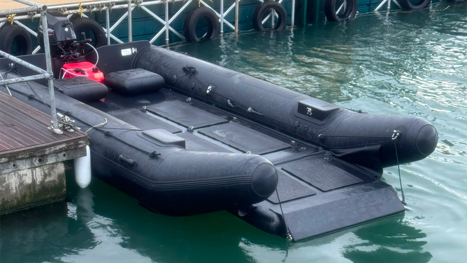 ROAM 5.5m iLC – Black RIB