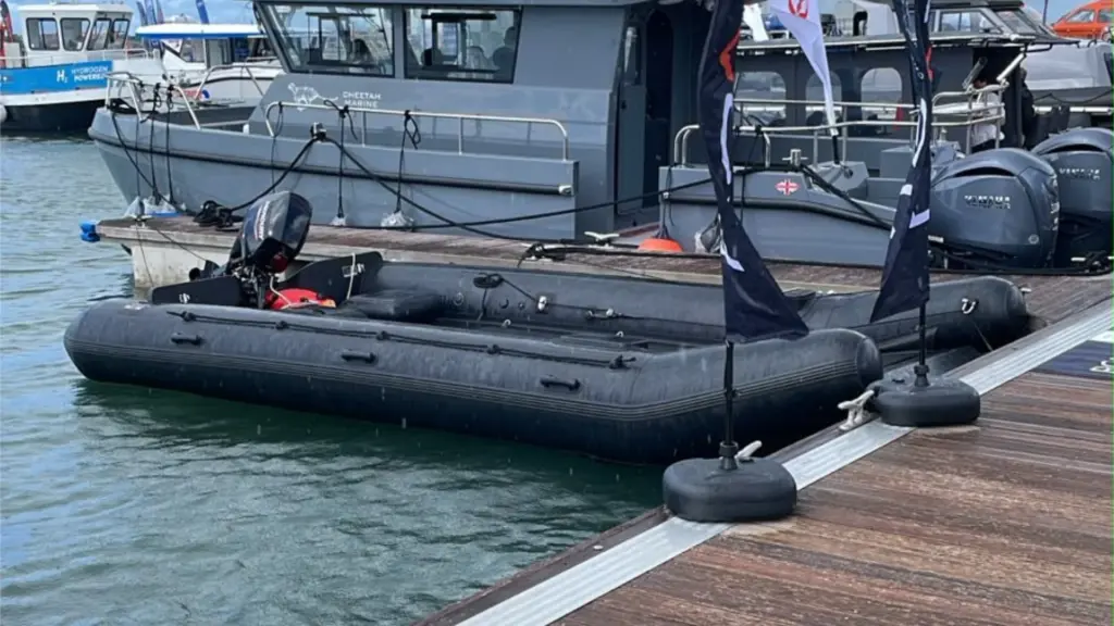 ROAM 5.5m iLC – Black RIB
